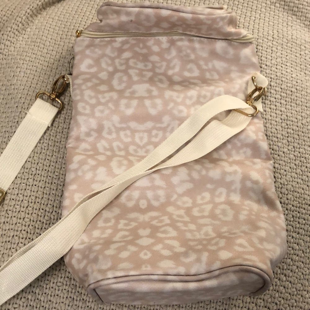 NWT Chico’s Snow Leopard Wine Bag